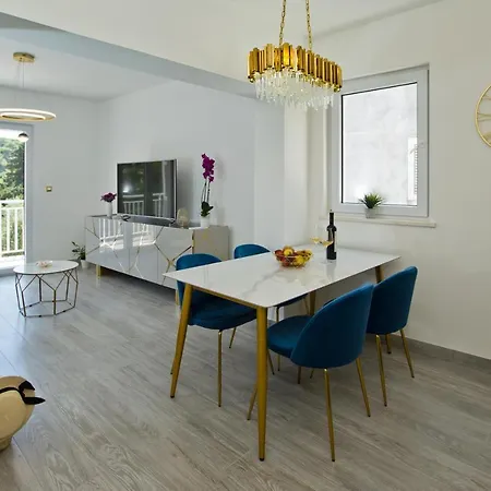 Luxury Veronika Daire *