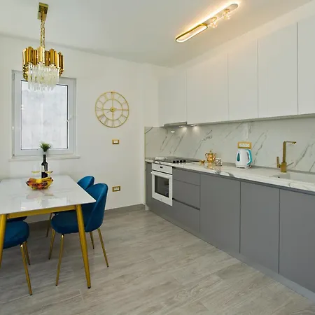 Luxury Veronika هفار