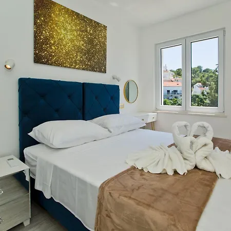 Luxury Veronika Daire