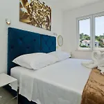 Luxury Veronika